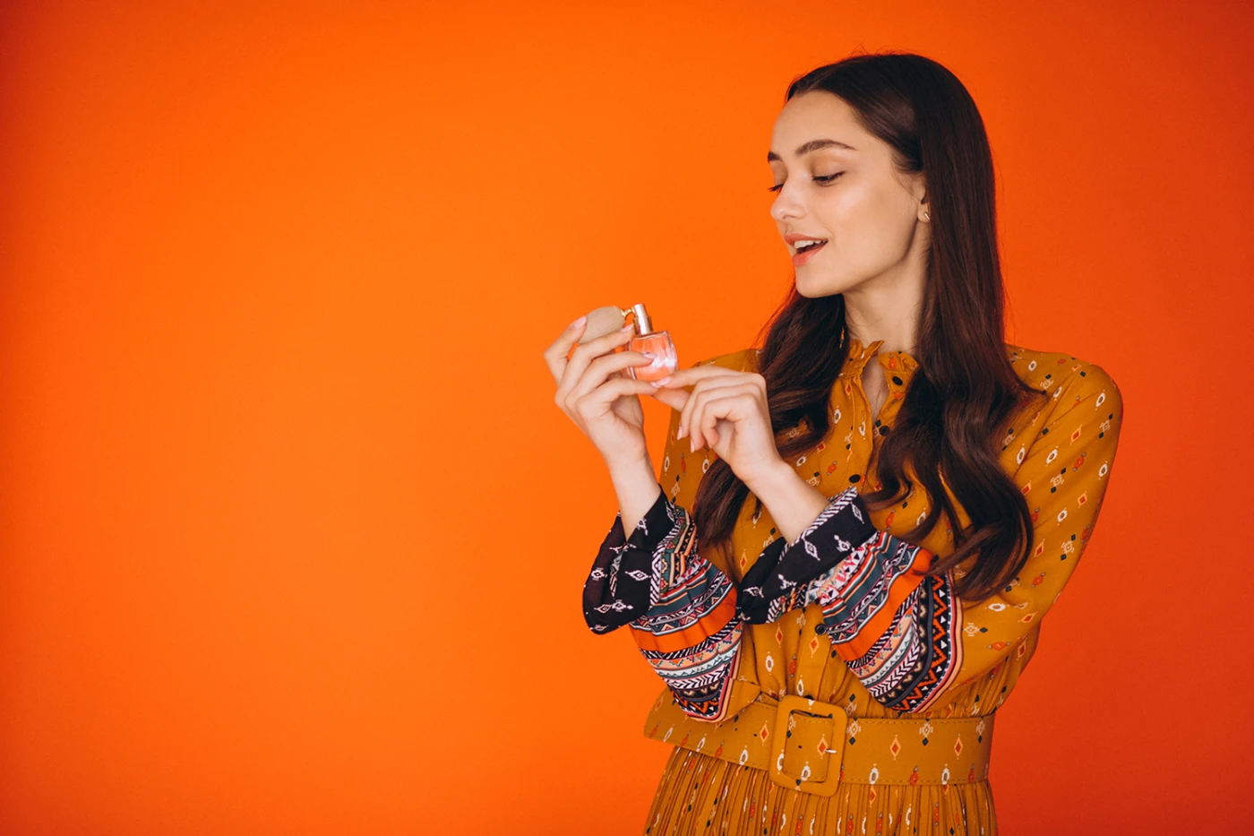 راهنمای انتخاب عطر زنانه بر اساس سلیقه، فصل و مناسبت