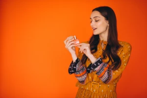 راهنمای انتخاب عطر زنانه بر اساس سلیقه، فصل و مناسبت